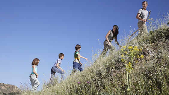 homme avec sa famille montrant les montagnes