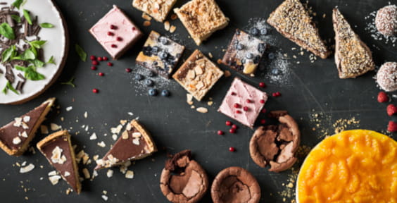 gâteaux et tartes sur la table